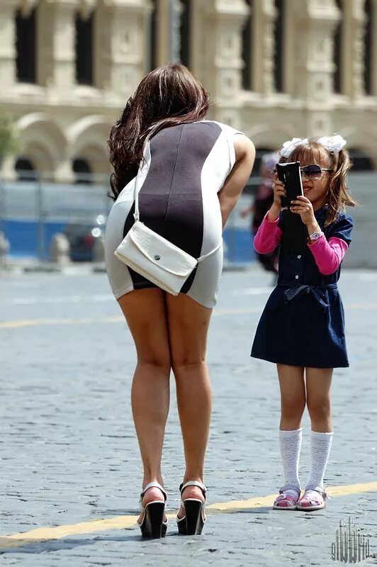 Молодые мамочки с колясками. Мамаша под. Мамы в платье молодые. Зрелые в колготках домашние. Пожилые женщины на корточках.