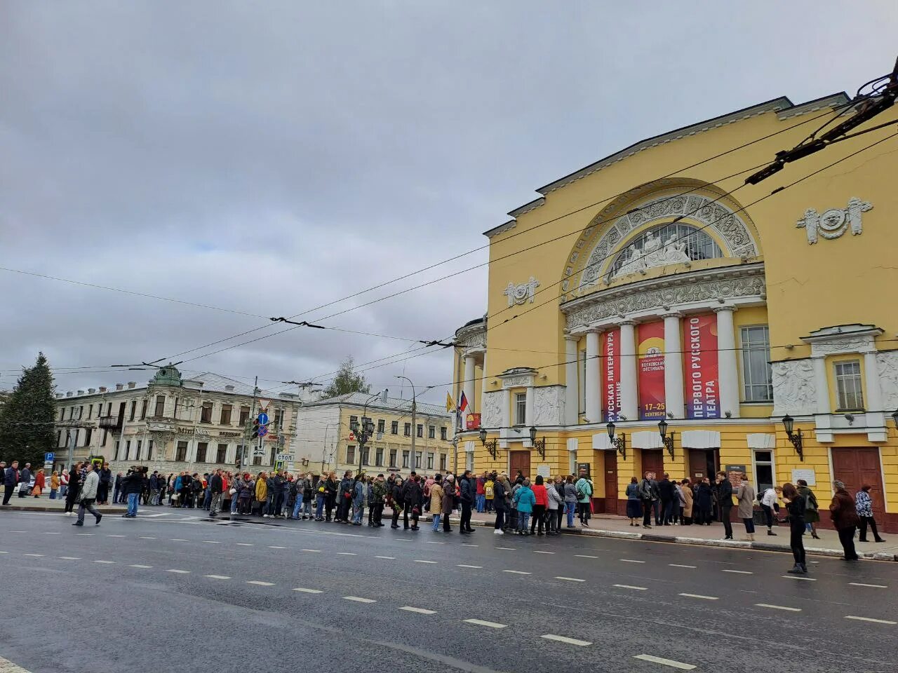 Театр имени Волкова Ярославль. Площадь Волкова Ярославль. Волковский театр Ярославль. Остановка площадь Волкова Ярославль. Афиша волковского театра ярославль на март 2024