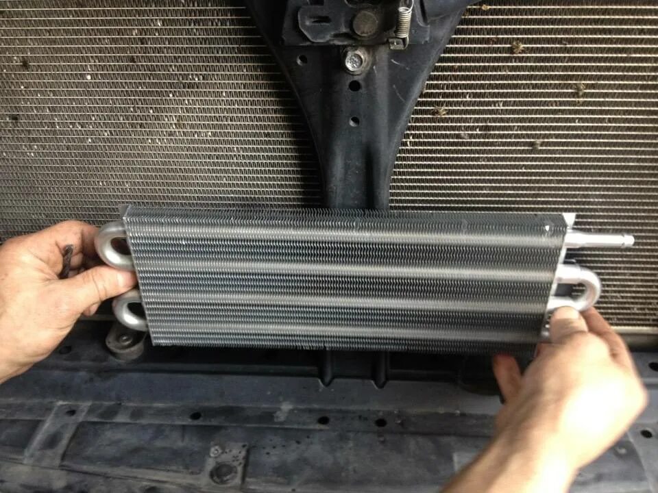 7. Крепления радиатора акпп. 0 дизель. Радиатор акпп w220. Крепления радиатора акпп.