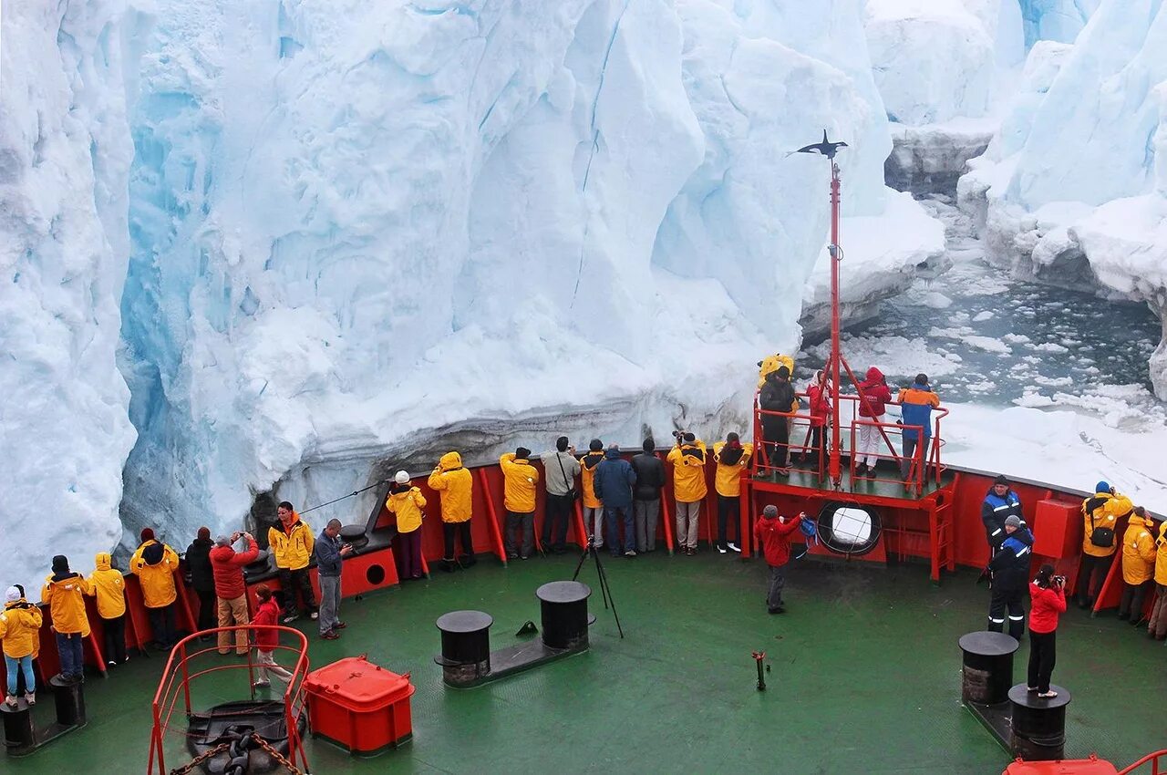 Путешествие на атомном ледоколе на северный полюс. Круиз на ледоколе на северный. Экспедиция на северный полюс на ледоколе. Круиз на ледоколе на северный. Земля франца иосифа ледокол.