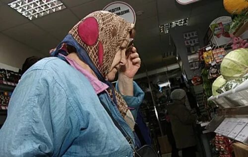 Бабка в магазине. Бабки в супермаркете. Бабка ворует в магазине. Бедные бабули в магазине.