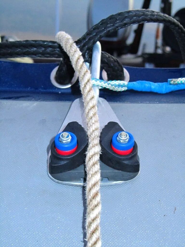 Кулачковый фиксатор якорной веревки. Стопор для фиксации якорной веревки. Фиксатор якорной веревки для лодок ПВХ. Кулачковый стопор для якоря.