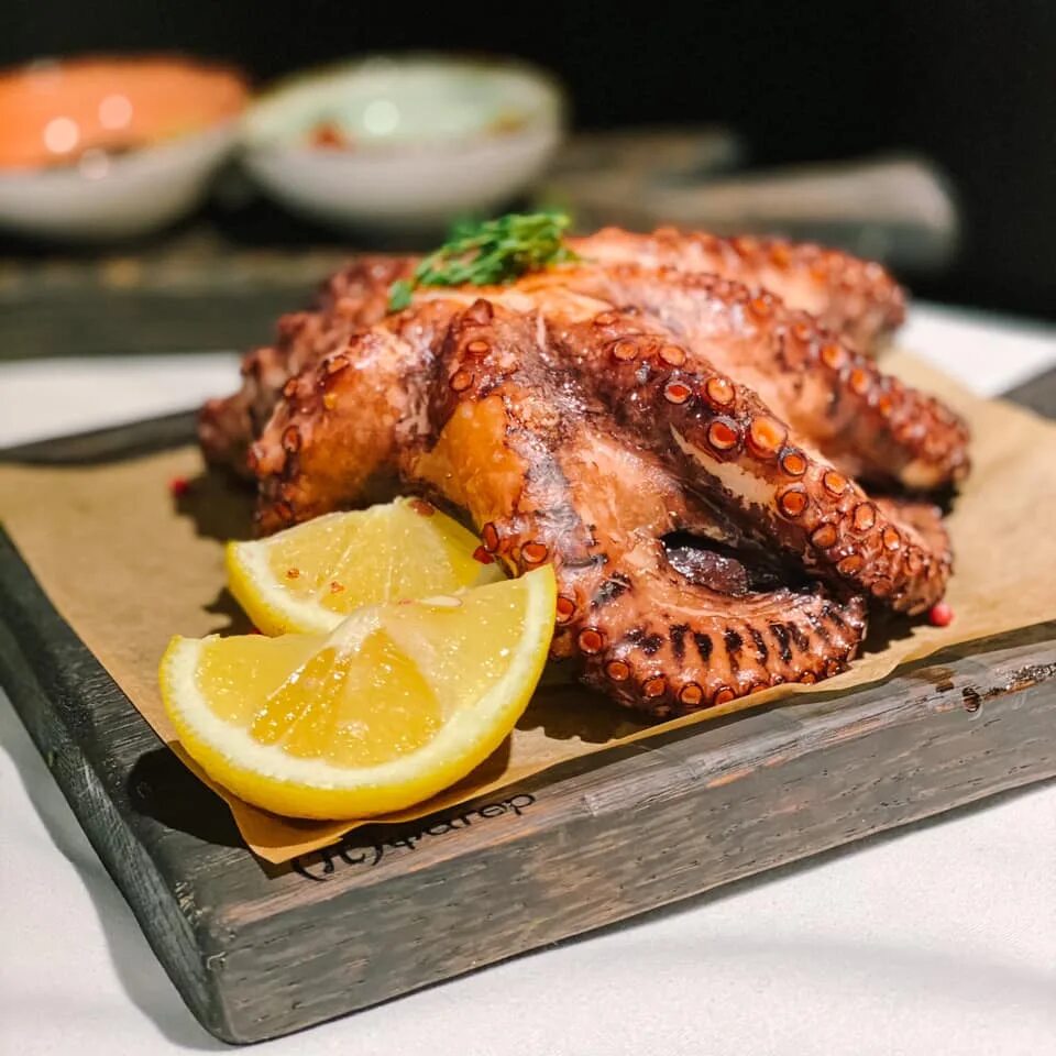 Осьминог в ресторане. Ресторан осьминог. Ресторан осьминог коктебель. Сахалин ресторан осьминог. Ресторан осьминог саратов.