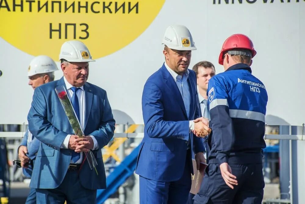 Новый поток логотип. Ооо «нефтяная компания «новый поток» логотип. Антипинский нпз лого. Нефтяная компания поток. Добыча газа.