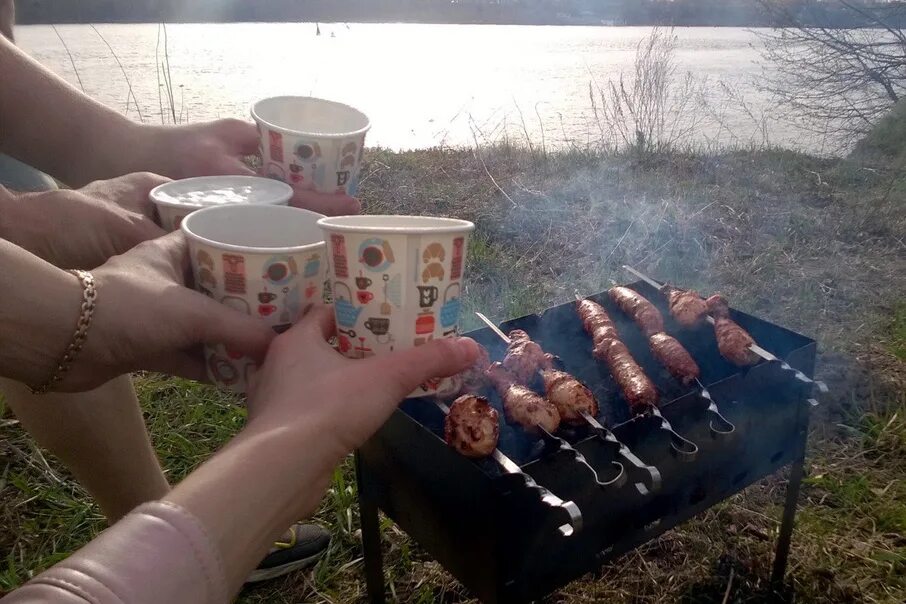 Шашлыки на природе. Шашлыки на природе весной. Шашлыки на природе с друзьями.