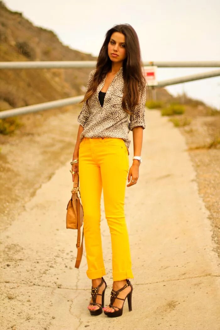 Желтые брюки сочетание Pink top and yellow pants LadyStyle Cool outfits, Outfits, Yellow pants outfit