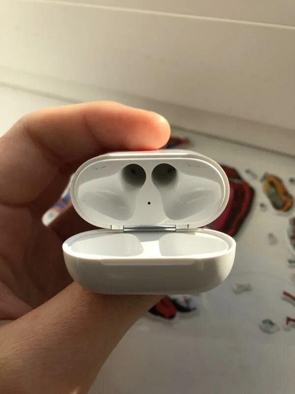 Как чистить airpods. Кейс айрподс 2. Кейс от аирподсов кейс. Аирподс 3 кейс. Сломалась крышка AIRPODS.