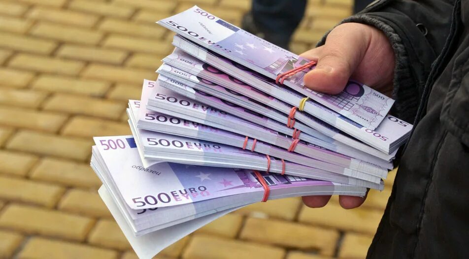 3 000 евро. 150 Тысяч евро. Коррупция в Болгарии. Много евро. Пачка евро в руках.