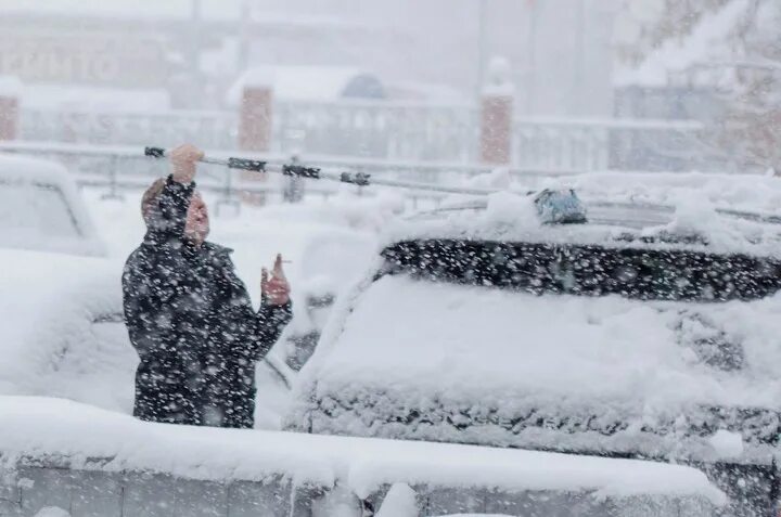 Нынешний снегопад надо просто перетерпеть. Опять снегопад в Москве фото. Мне Нравится снегопад. На машине малоне фото Москва снег. Включи видео снежная