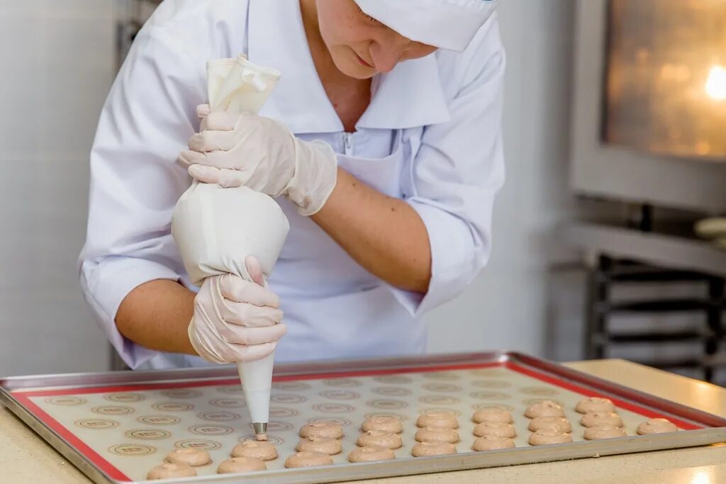 Кондитер сахаристых изделий профессия. Разряды поваров кондитеров. Разряды поваров кондитеров. Кондитеры германии. Пекарь кондитер.