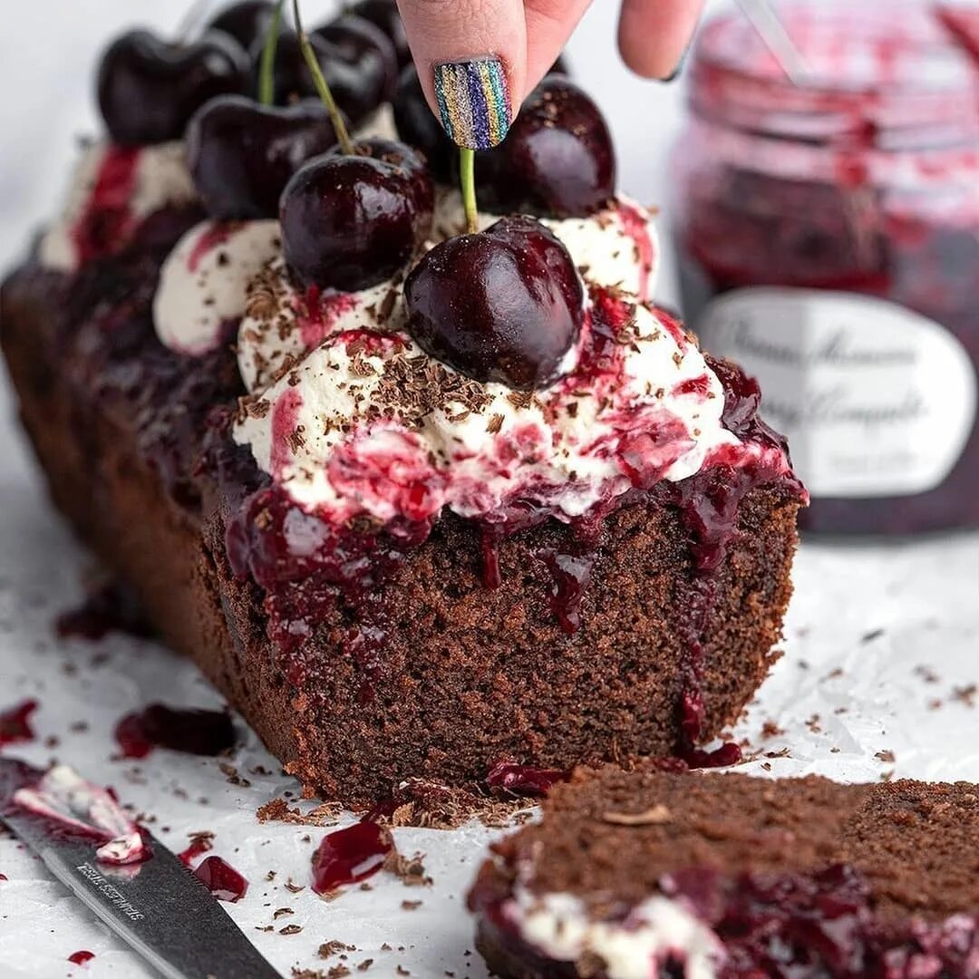 шоколадный кекс черешня. шоколадный кекс в духовке с вишней. шоколадный кекс в духовке с вишней. шоколадный кекс. шоколадные кексы в силиконовых.