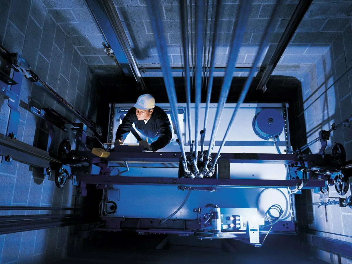 Лифт thyssenkrupp шахта. Пассажирский лифт sanel k 05 081 турецкий. Предприятия лифтов. Монтажник лифтов. Панорамные лифты тюссен крупп.