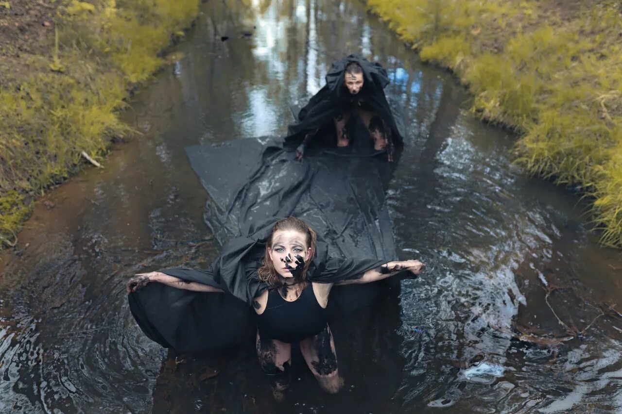 Вода узольская нижний. Женщины купаются в реке. Женщина купается в Лесном озере. Пыра (река). Девушка купается в болоте.