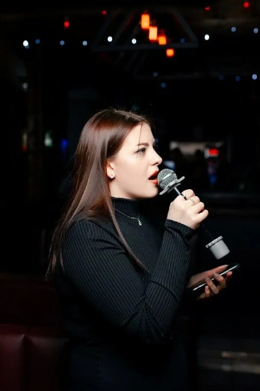 марина абрамова. девушка поет. женщина, которая поет. петь в ресторане. русское караоке.