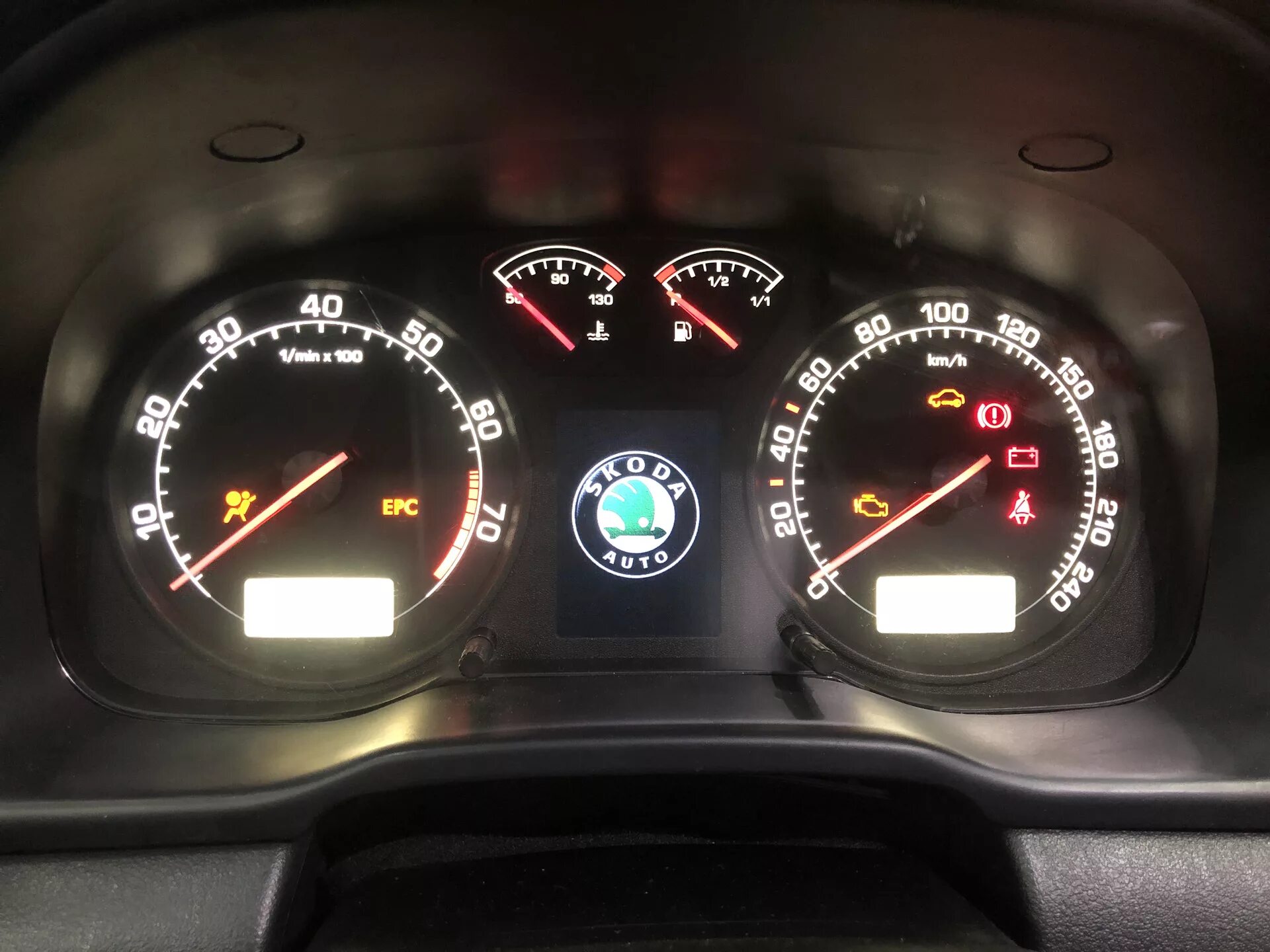 Шкода прогрев двигателя. Приборная панель skoda octavia tour colormfa. mfa color октавия. mfa skoda octavia tour. вольтметр шкода октавия тур.