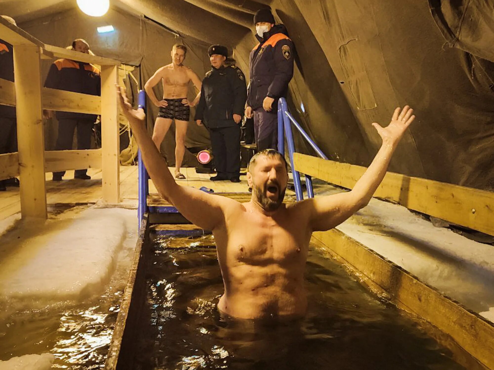 Обряд крещения в купели. Купель на крещение. Крещение господне прорубь купель. Крещение прорубь в якутске. Крещение якутов.