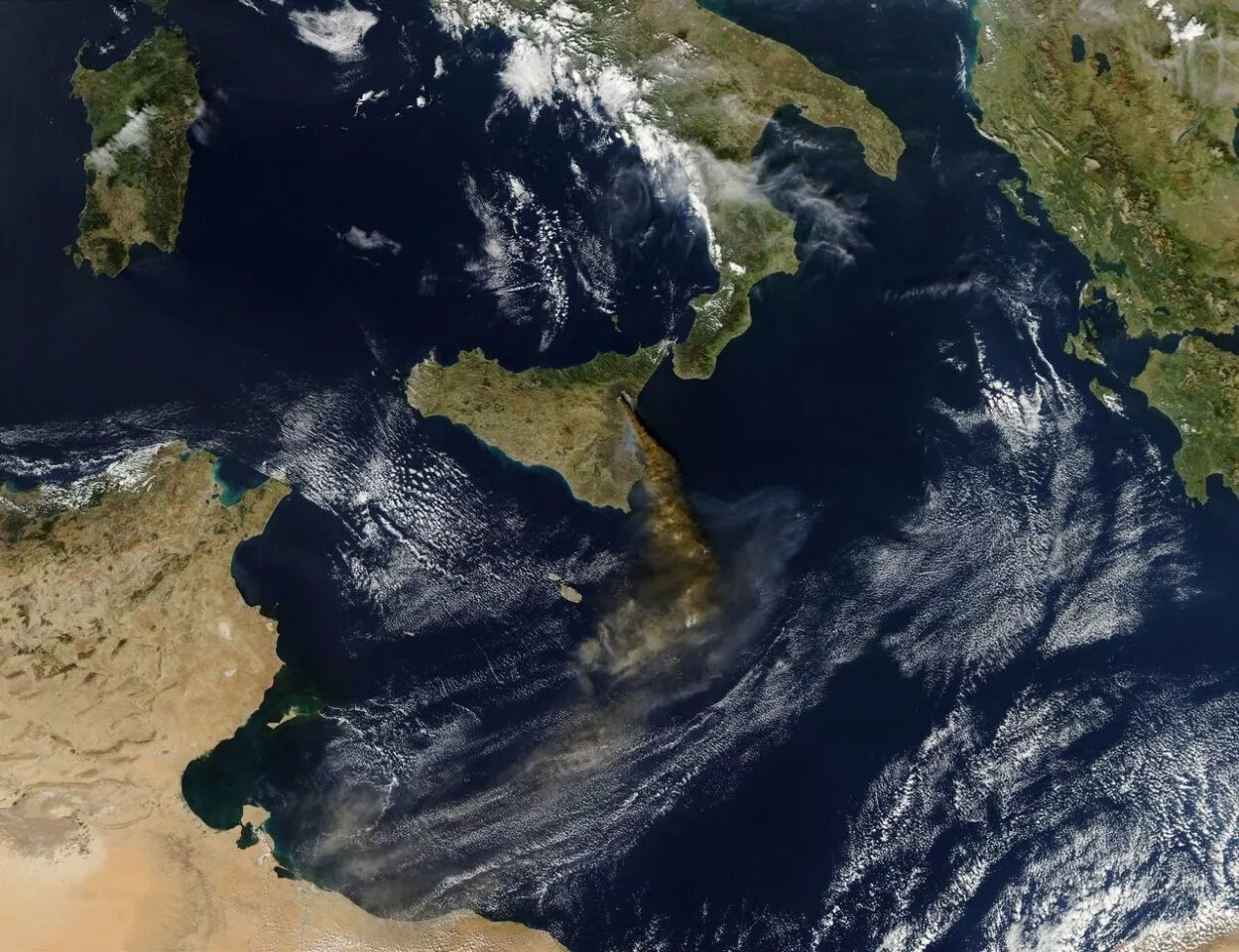 Изменение поверхности земли. Вулкан Этна из космоса. Сицилия Этна из космоса. Поверхность земли. Поверхность земли из космоса.