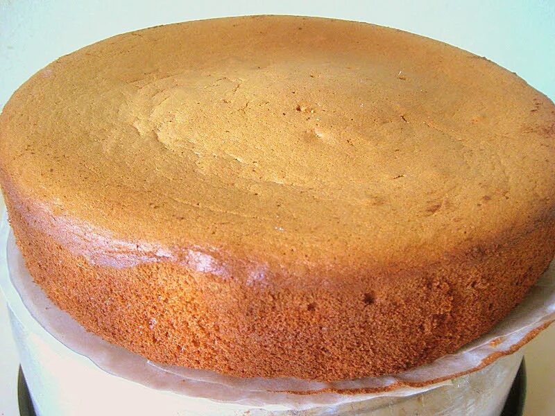 Рецепт вкусного бисквита. Бисквитное тесто. Бисквитное тесто для торта. Самый обычный торт. Торт бисквитный домашний.