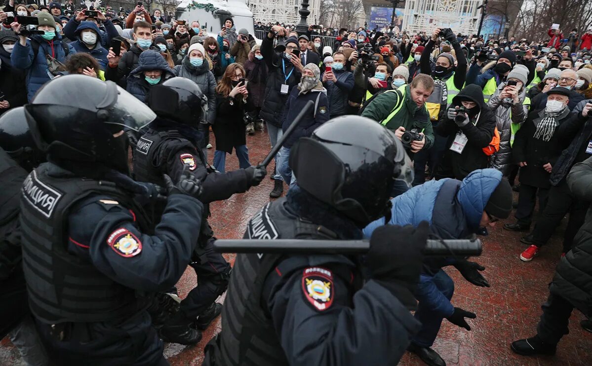 Массовые протесты в России. Протесты в Москве. Демонстрации протеста в Москве. Массовые беспорядки митинг. Митинги в москве после смерти навального