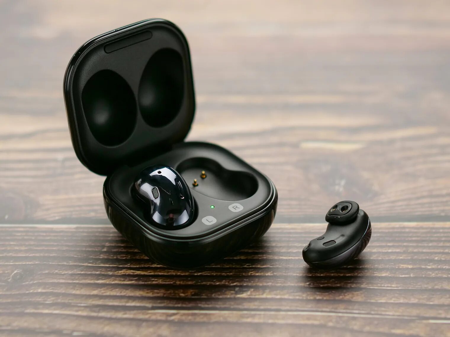 Tws galaxy buds. Samsung Galaxy Buds Live. Наушники TWS Samsung Galaxy Buds Live. TWS Samsung Galaxy Buds Live черный. Наушники Samsung Galaxy Buds 1.