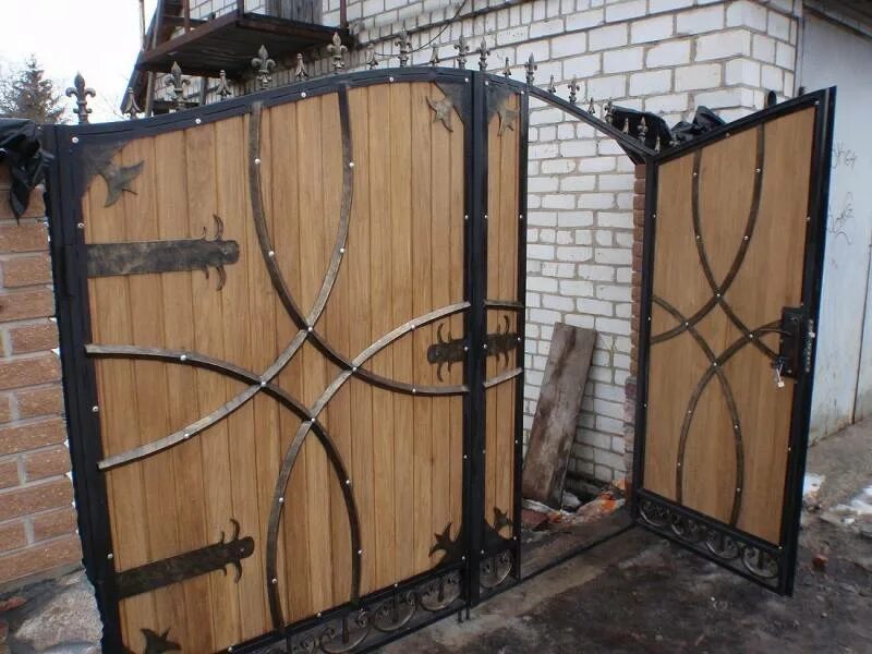 Ворота из профильной трубы 40х20 и евроштакетника. Калитка металлическая для забора. Калитка для забора из профильной трубы. Сделать калитку из металла. Сделать калитку из металла.