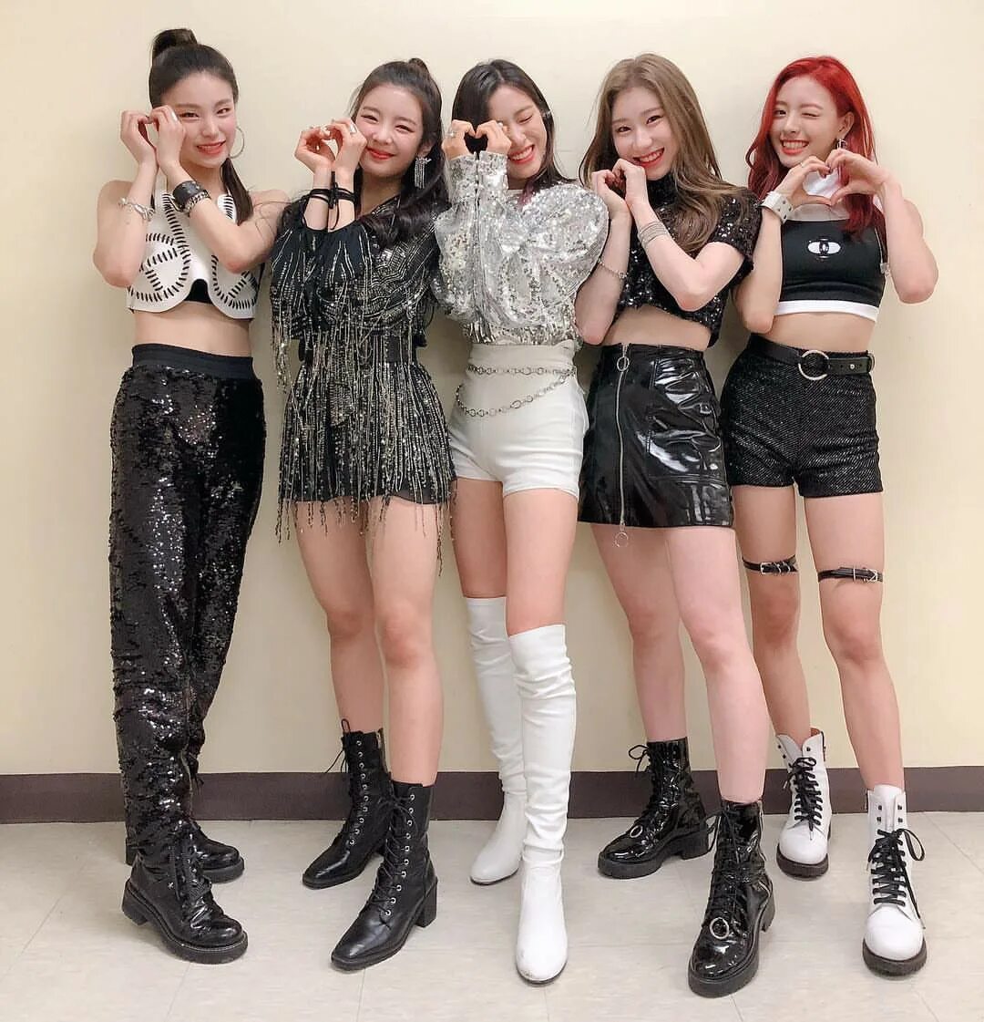 Itzy дебют. Itzy корейская группа. k pop группа itzy. участницы k-pop группы itzy.