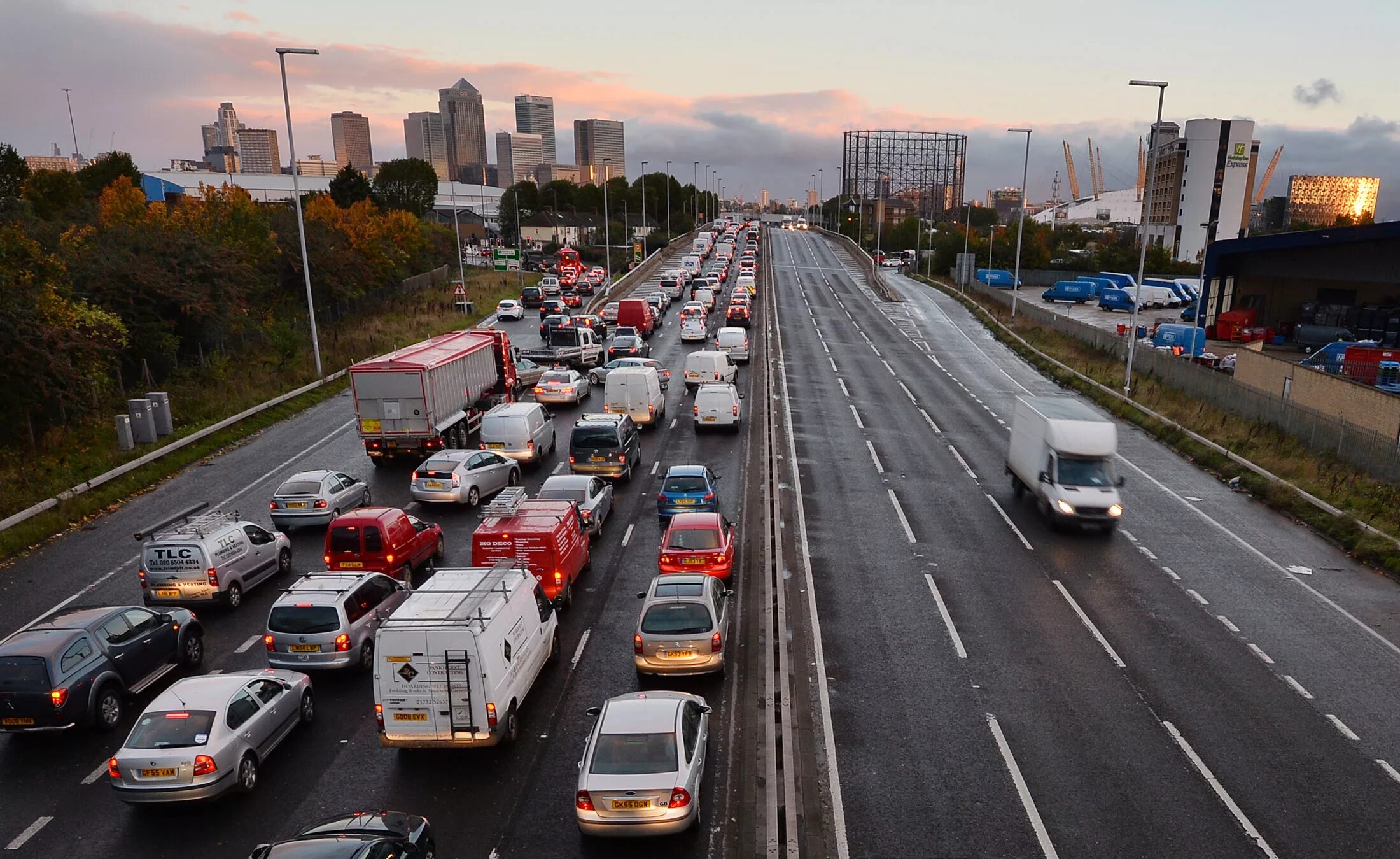 Uk drive. Пробки в Великобритании. Успокоение трафика. Канада какое движение на дорогах. Британия успокоение трафика.