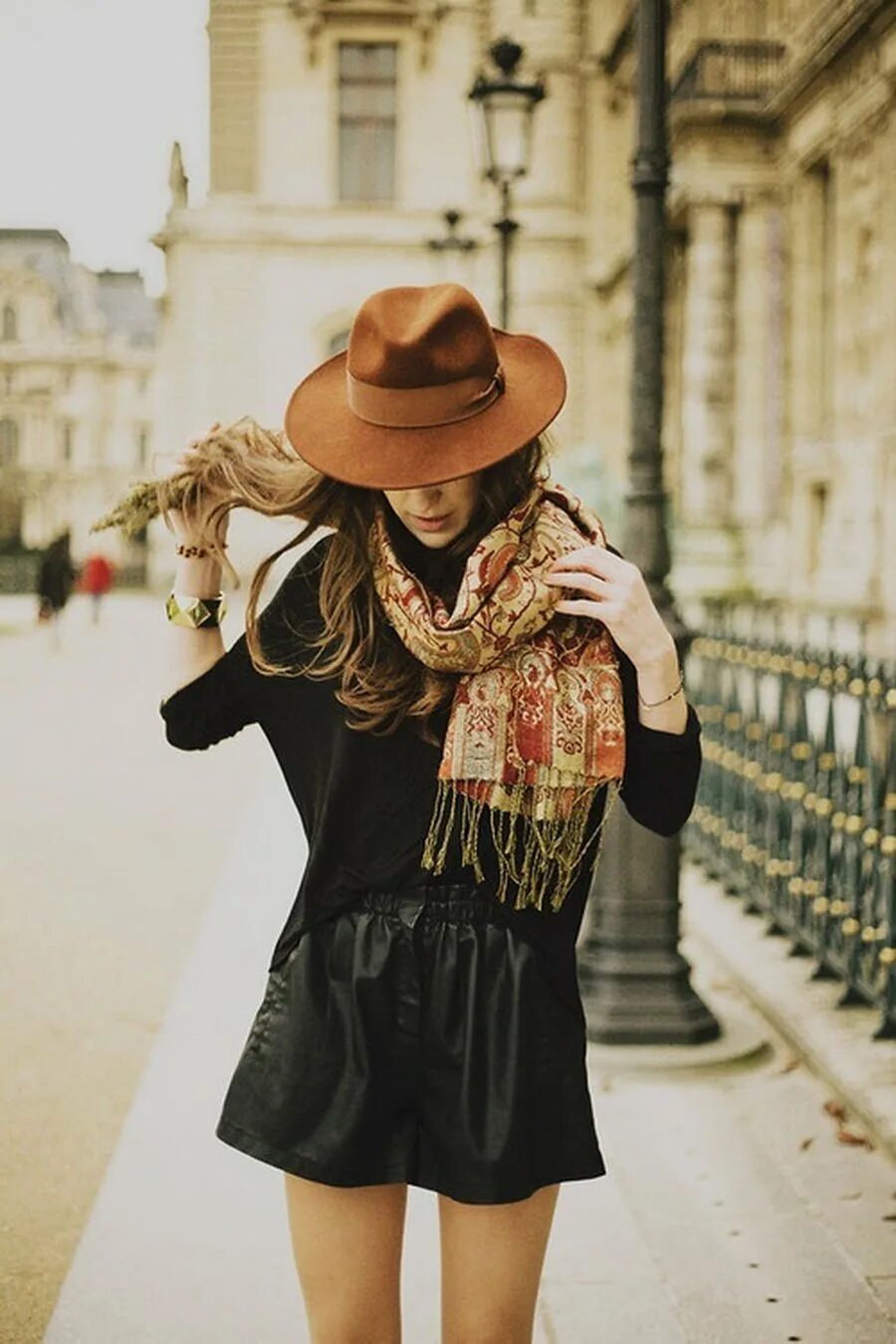 Парижский Гаврош стиль. Стильная девушка в шляпе. Образы со шляпой. Образ девушки в шляпе. Шляпа шорты