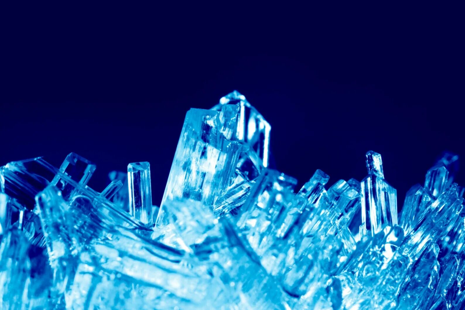 Включи кристаллический уборщик. Макросъемка кристалла соли. Changed Кристаллы. Макро Кристалл голубой. Замороженное озеро в кристаллах.