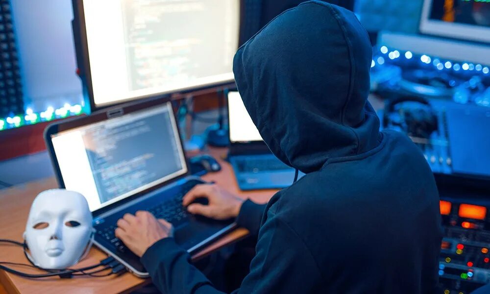 Подросток хакер. Хакеры в интернете. Компьютерный хакер. Атака хакеров. Ватсап украденное