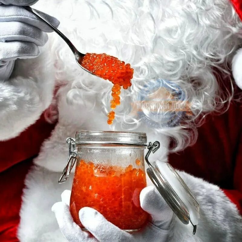 икра и шампанское. икра на новогоднем столе. красная икра. икра в соусе. зимний натюрморт.