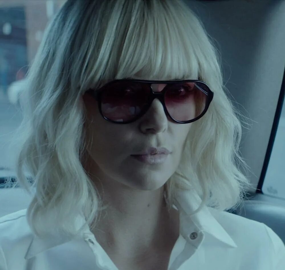 Blonde 2017. Atomic blonde. Шарлиз Терон взрывная блондинка. Лоррейн Броутон. Atomic blondie 2017.