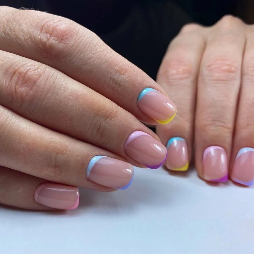 Разноцветный френч. Шеллак френч разноцветный. Маникюр френч цветной. Полуфренч 2022. Французский маникюр разноцветный.