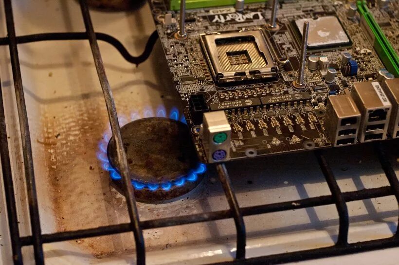 Сгоревший пк. Сгоревший системник. Сгоревший процессор. Сгоревший системный блок. Сгорел процессор на компьютере.