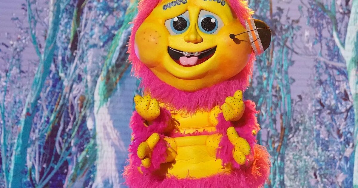 Шоу маска гусеница. Гусеница шоу маска 4. шоу маска 2025 гусеница. the masked singer гусеница.