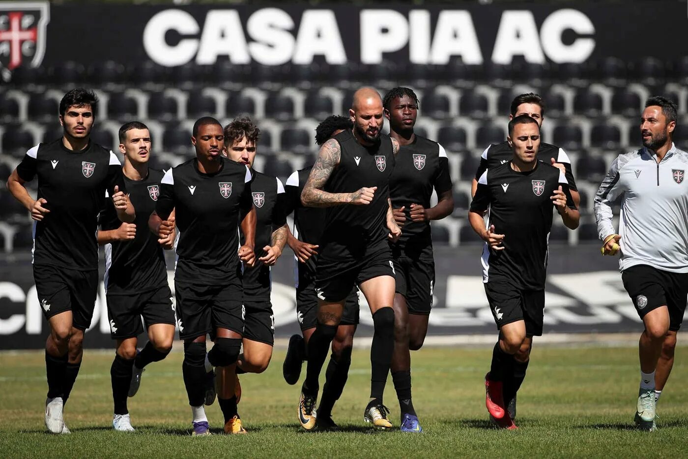 Фк каса пиа. Каза пия брага. Жоао невес бенфика. Каза пия брага. Каза пия брага.