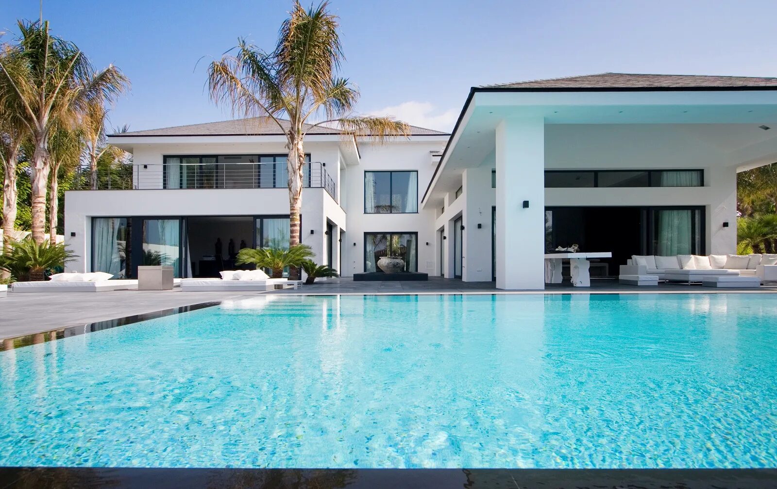 Вилла куллинан марбелья. Элитные виллы лагуна бич лос анджелес. La zagaleta испании. Калифорния беверли хиллз особняки. Вилла в стиле хайтек в канаде.