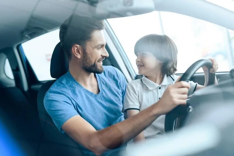 Dad a new car. Ребенок с папой за рулем. Папа с ребенком в машине. Папа за рулем с малышом. Парень с малышом за рулём.