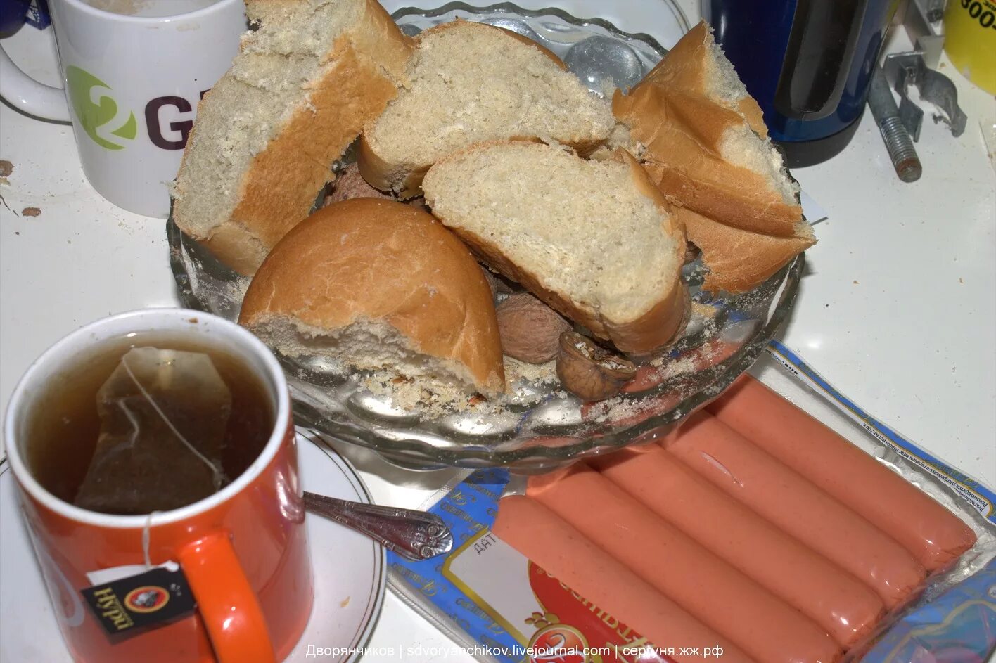 Чай с бутербродом. Бутерброд с колбасой и кофе. Кофе с бутербродом. Хлеб с колбасой чай. Бутерброд с колбасой и чай.