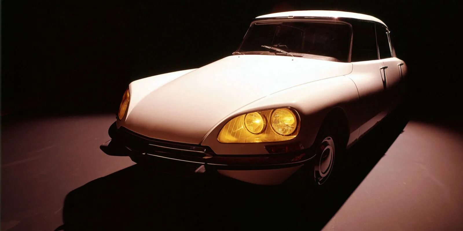 The car is slow. Citroen ds21. Citroen DS 23. Citroen DS 19 оранжевая. Автомобили с необычными фарами.