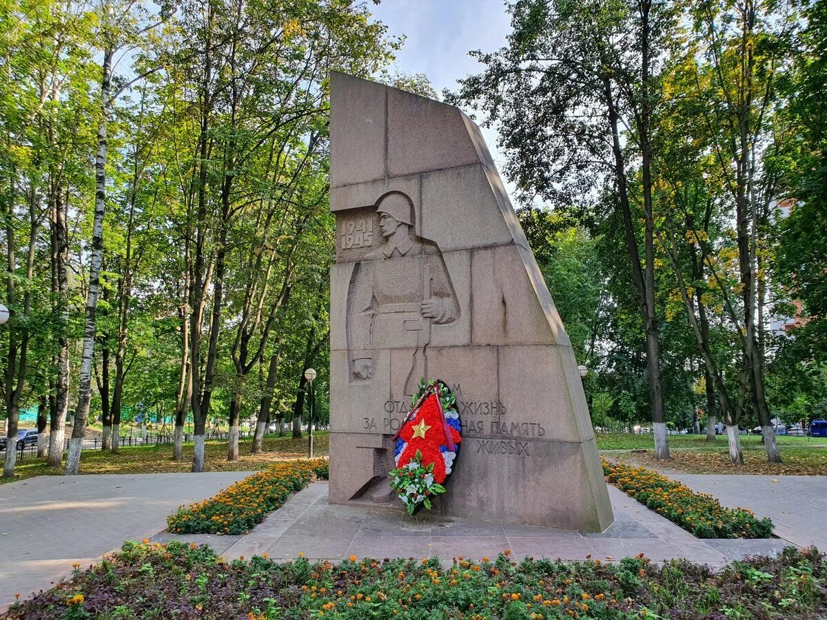 Красногорск памятник заводчанам. Памятник погибшим заводчанам Красногорск. Монумент памятник Красногорск. Красногорск Обелиск заводчанам.