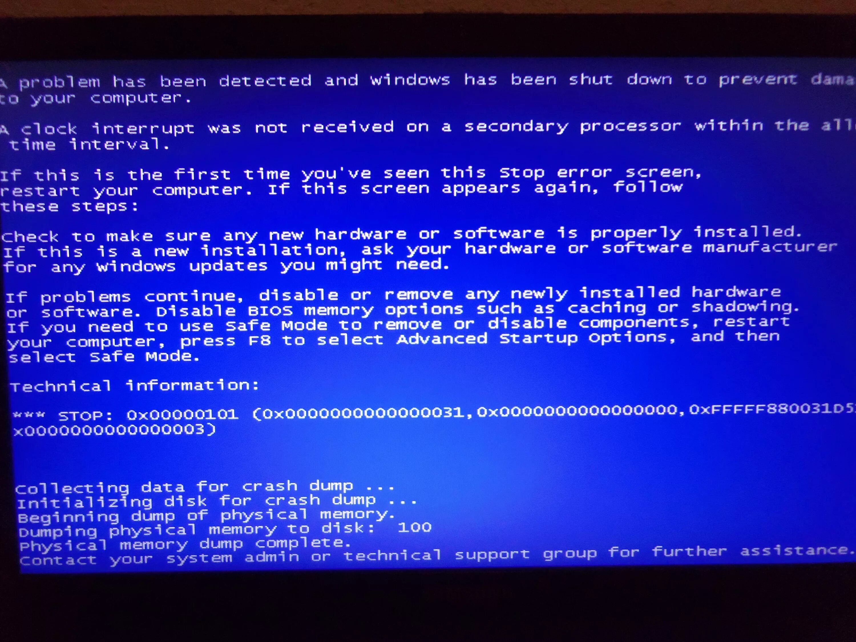 Синий экран смерти. Краш ПК синий экран. Синий экран смерти Windows 7. Синий экран collecting data for crash Dump.