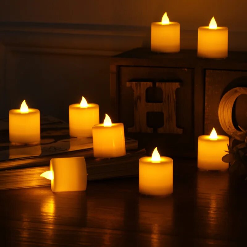горящие свечи в канделябре. освещение свечкой. освещение свечкой. свечи на батарейках. много свечей.