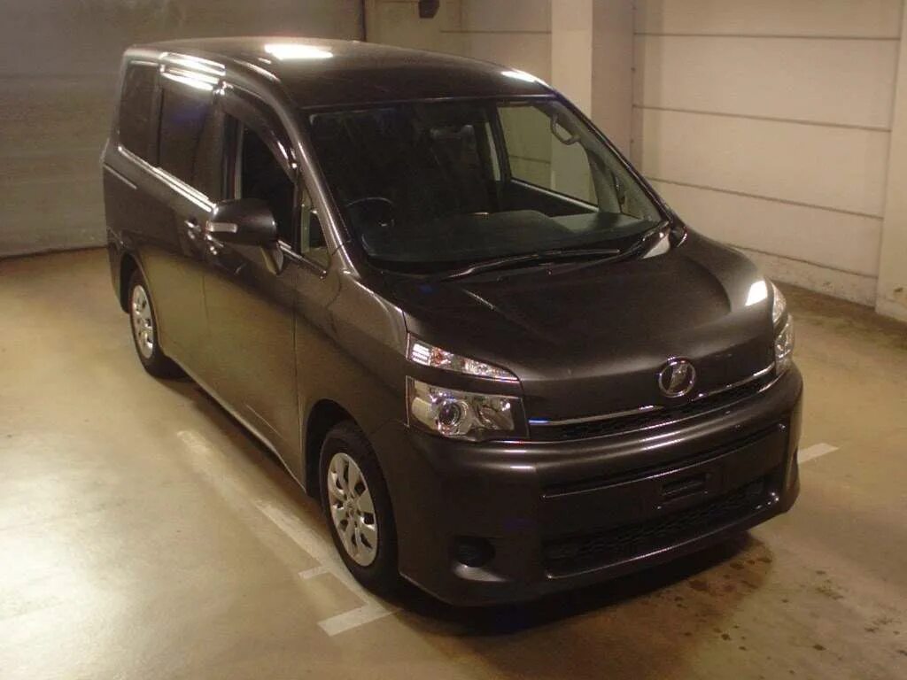 Тойота микроавтобус москва. Voxy zrr70. Минивэн Toyota Voxy. Toyota 7 Voxy 2010. Toyota Voxy ZRR.