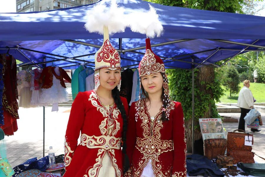 Камзол казахский. Казахская национальная одежда мужская. Казак улттык киимдери. Национальный костюм казахов. Қазақтың ұлттық киімдері.