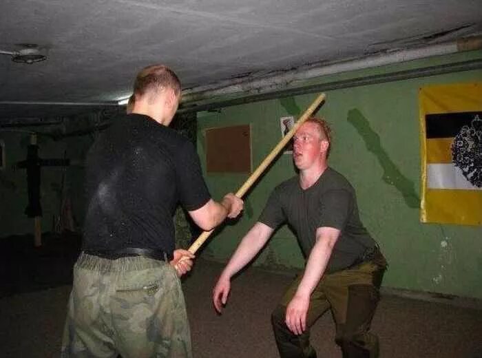 Бить людей это