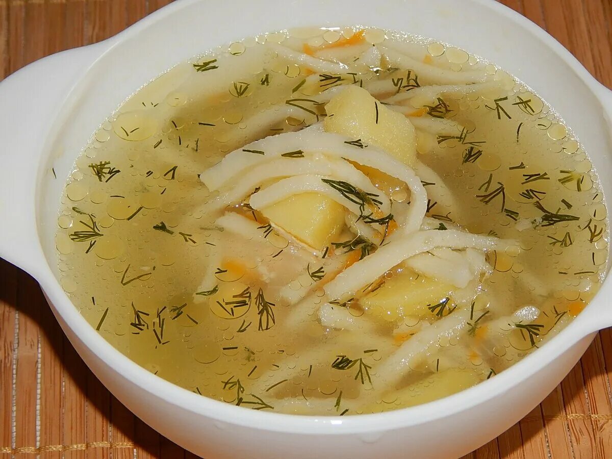 Лапша из курицы по домашнему. Суп лапша. куриный суп с лапшой. суп лапша домашняя. куриный суп с домашней лапшой.