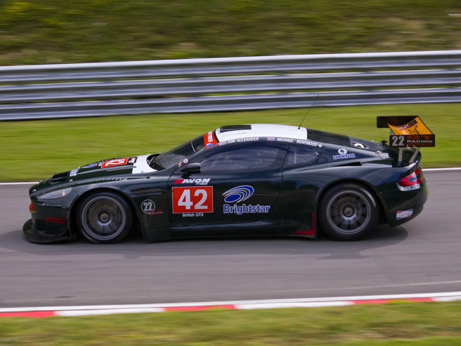 Peugeot 208 t16 r5. Aston martin vantage gte 2018. Гоночная трасса вид сбоку. Гонки вид сбоку рейсинг. Спортивные гоночные машины.