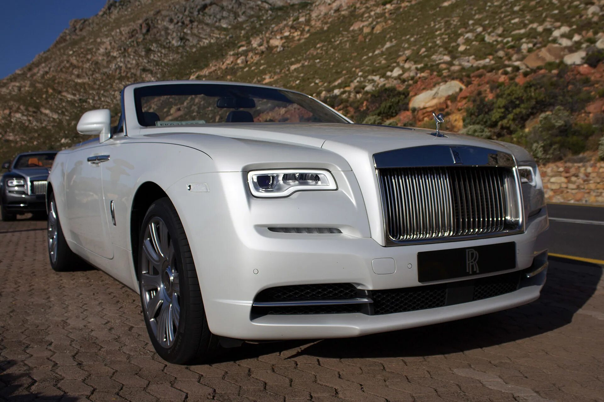 Похожие на роллс ройс. Rolls Royce Dawn. Rolls-Royce Conway. Rolls Royce Driving. Rolls Royce Rental.