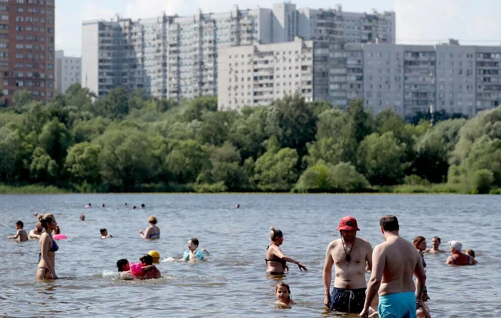 Купание летом. Рождественские купания в проруби. Купана москва. Купание красной стандартной заготовки. Купель в водоёме в крещение.